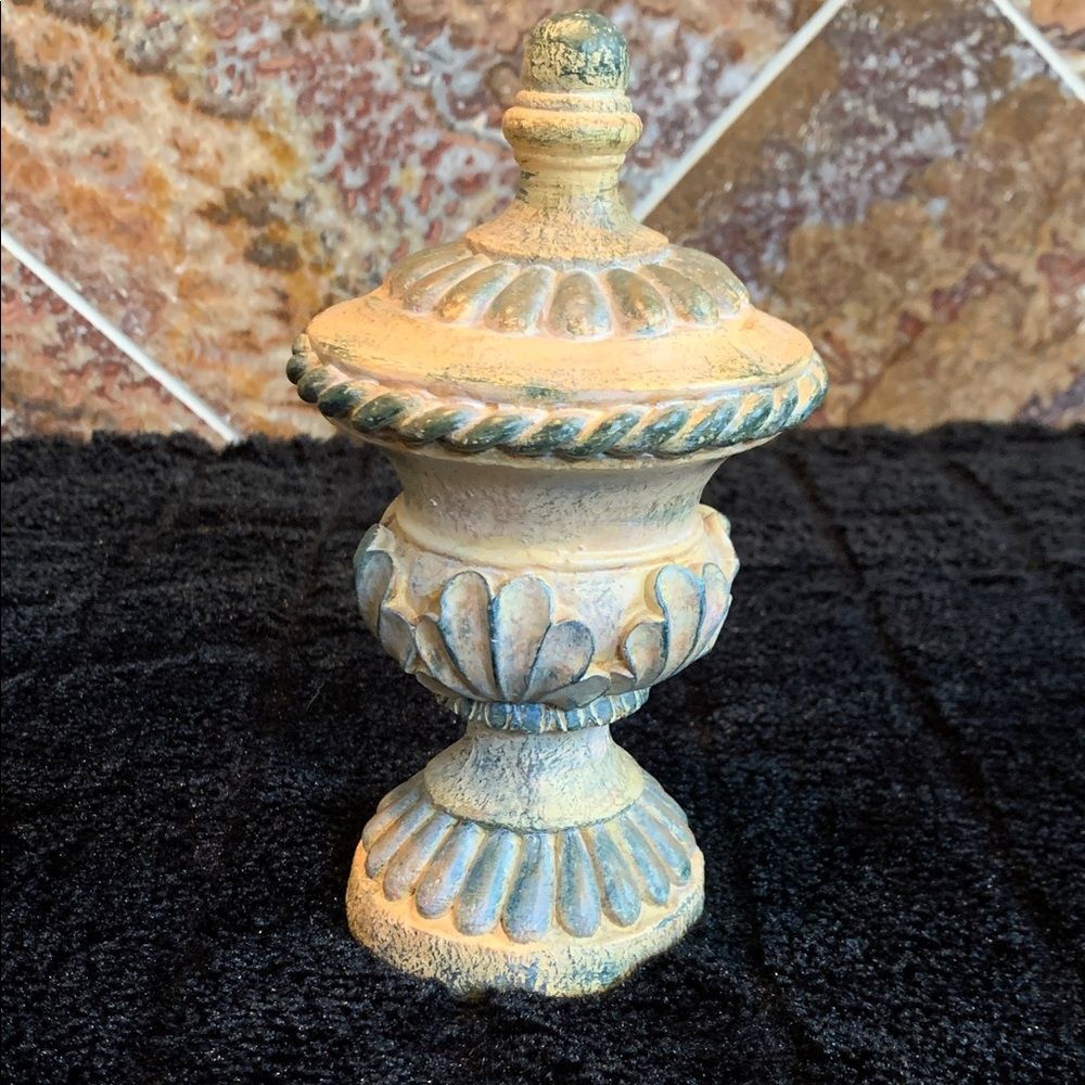 Neoclassical Fluted Finial with Rope Detail Architectural Accent - Picture 1 of 7